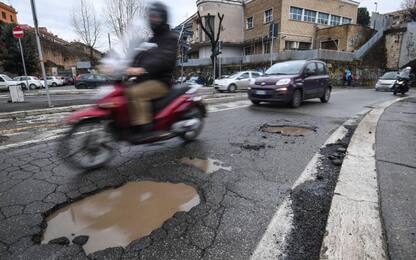 A Roma traffico in tilt a causa di buche e allagamenti