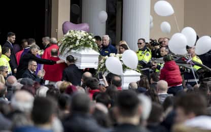 A Cisterna di Latina i funerali delle due bambine uccise dal padre