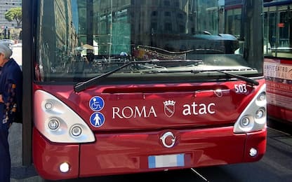 Roma, bus Atac in fiamme sulla Pontina: autista esce dal finestrino