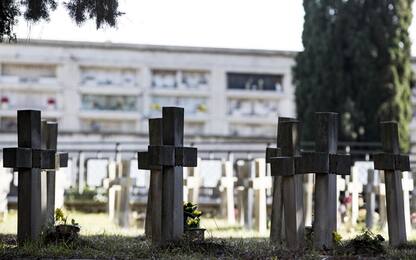 Rubano fiori da cimitero Catania per rivenderli, due denunce