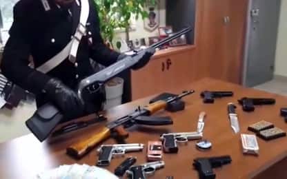 Trovato arsenale di armi in casa di due coniugi a Varcaturo: arrestati