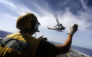 Elicottero della Marina cade in mare, muore uno dei 5 militari a bordo