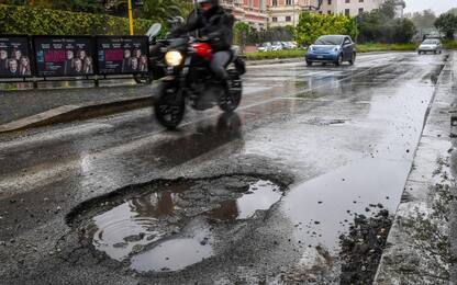 Buche a Roma, diverse auto danneggiate in via Salaria