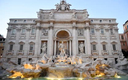 Roma, turista "scala" la Fontana di Trevi: multato e denunciato