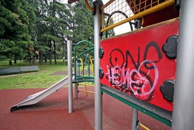 Roma, droga nascosta al parco giochi: arrestati sei giovani