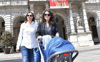 Anagrafe Torino registra figlio di due mamme: prima volta in Italia
