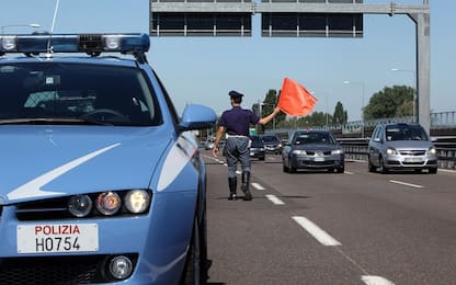 Incidente A1, ruba il furgone e fugge contromano: arrestato