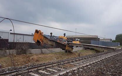 Treno deraglia nel Cuneese, incidente causato da una gru: dieci feriti