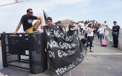 Venezia, No Global rimuovono tornello anti-turisti. Poi ripristinato