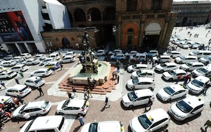 Sciopero taxi a Bologna. FOTO