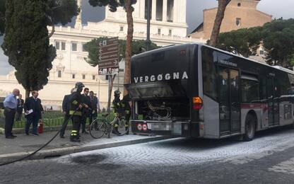 Roma, nuovo allarme incendi su autobus: in fiamme un veicolo in centro