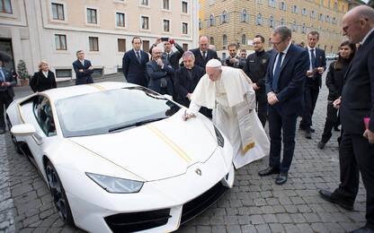 La Lamborghini di Papa Francesco venduta all'asta per 715mila euro