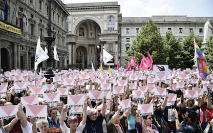 Milano, centinaia contro omofobia. FOTO