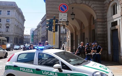Milano, caduti pezzi d'intonaco all'ingresso del teatro alla Scala
