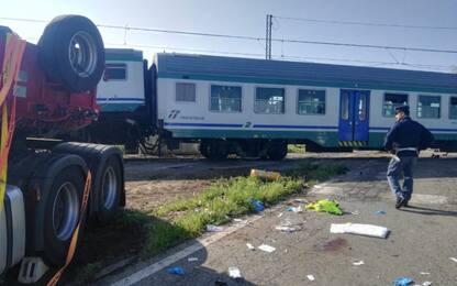 Incidente ferroviario a Caluso, le immagini del disastro. VIDEO