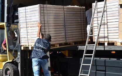 Contrabbando, sequestrate 9 tonnellate di sigarette a Livorno