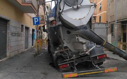 Roma: nuova voragine in strada, betoniera sprofonda con due ruote