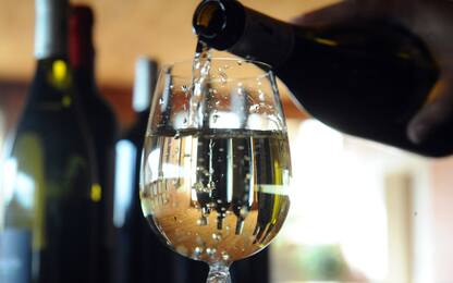 Vercelli, truffa del vino: locale paga 500 euro per bottiglie scadenti