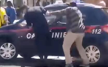 Pisa, carabinieri sequestrano merce: ambulante li picchia