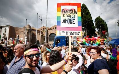 Gay Pride Roma, la marcia arcobaleno sfila nelle strade della Capitale