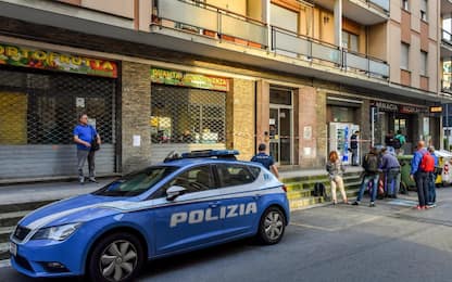 Genova, sparati almeno 5 colpi su giovane ucciso in casa da agente