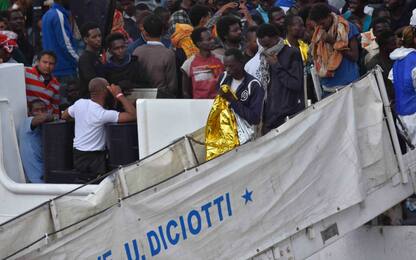 Migranti, a Catania sbarcano in oltre 900 con nave Guardia costiera