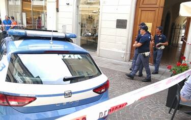Udine, spara all'ex moglie e si uccide dentro lo studio del notaio