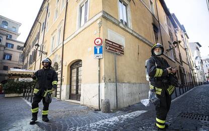 Roma, fiamme in un palazzo del centro: donna ustionata