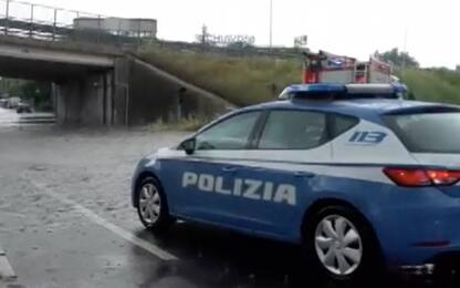 Ancona, polizia salva due donne bloccate in auto sommersa dall’acqua