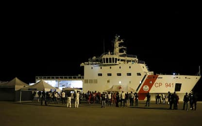 Migranti, nave Diciotti a Pozzallo: 519 a bordo, anche un morto