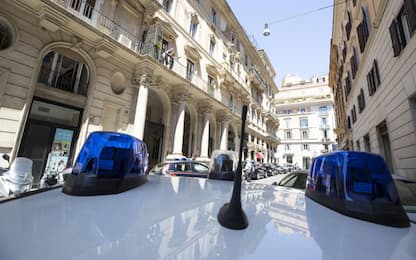 Lancia pietre contro auto in transito a Roma, arrestato