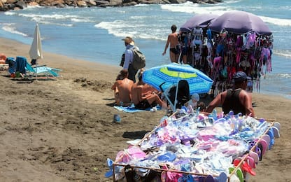 “Spiagge sicure”, piano del Viminale: multe a chi compra da ambulanti
