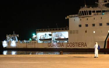 Migranti, centinaia di mail a Guardia costiera: Tornate a salvare vite