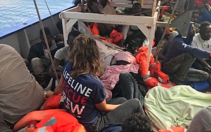 Nave italiana soccorre migranti e li porta in Libia. E' la prima volta