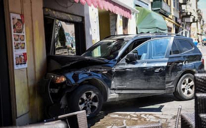 Milano, Suv contro un tram: l’auto sfonda la vetrina di un ristorante