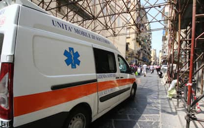 Roma, cade dal tetto mentre ripara una grondaia: grave 58enne