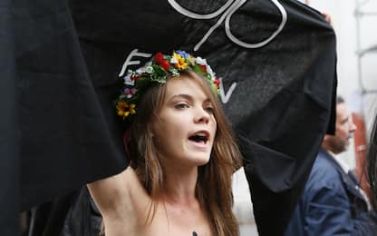 Femen, chi era Oksana Shachko: dai rapimenti all'esilio a Parigi