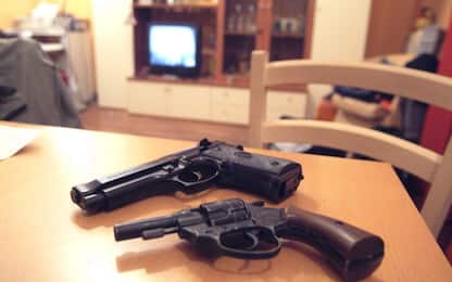 Casoria, nascondeva una pistola in casa: arrestato 26enne