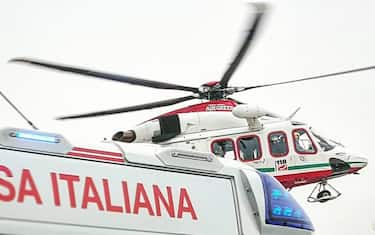 Eolie, attende di partire con l'elisoccorso e partorisce sulla pista