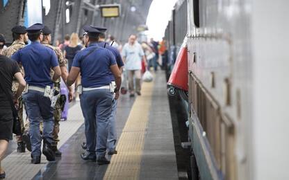 Milano, donna aggredita sul treno: picchiata con calci e pugni