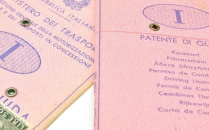 Auto: sei milioni di italiani bocciati all'esame per patente guida 