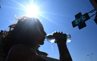 Bere troppa acqua: quali sono i rischi secondo uno studio