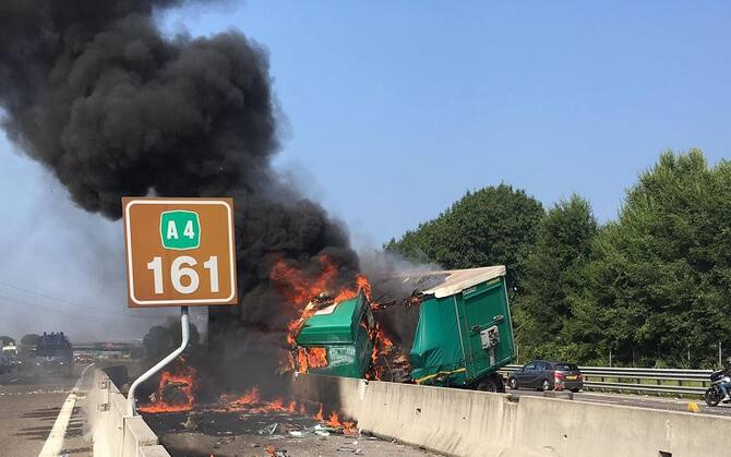 incidente con camion in fiamme sull autostrada a4 le foto sky tg24