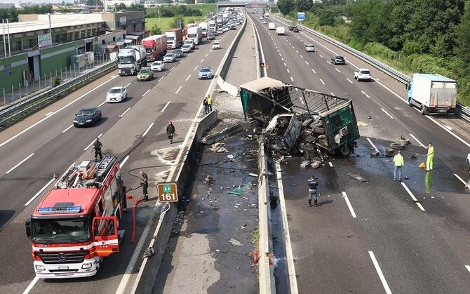 incidente con camion in fiamme sull autostrada a4 le foto sky tg24