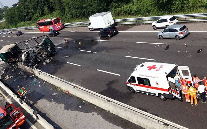 incidente con camion in fiamme sull autostrada a4 le foto sky tg24