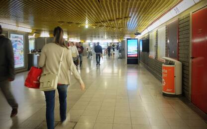 Milano, in metro rubano 5.000 euro a turista: due arresti