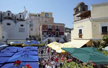 Capri, troppa folla in piazzetta. Sindaco chiede più controlli