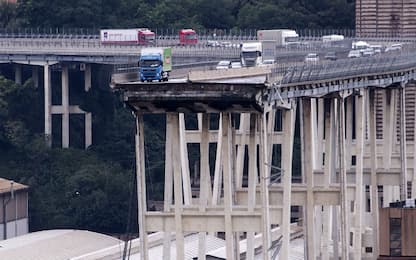 Ponte Morandi, camion evita crollo