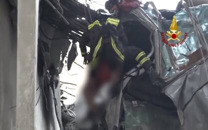 Crollo ponte Morandi, persona estratta viva dalle lamiere. VIDEO