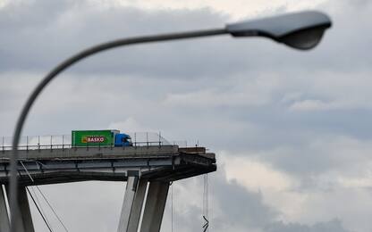 Crollo ponte Genova, rimosso il camion simbolo della tragedia